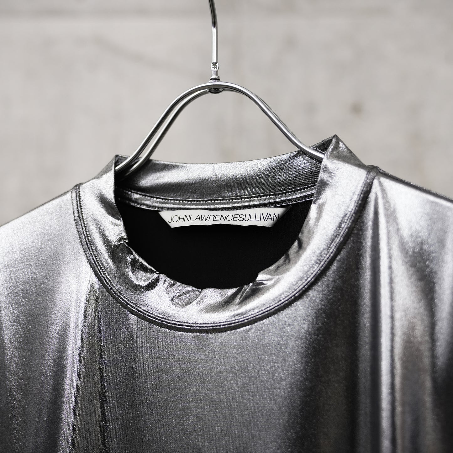 "LESS - DETAILS" T-SHIRT / SILVER