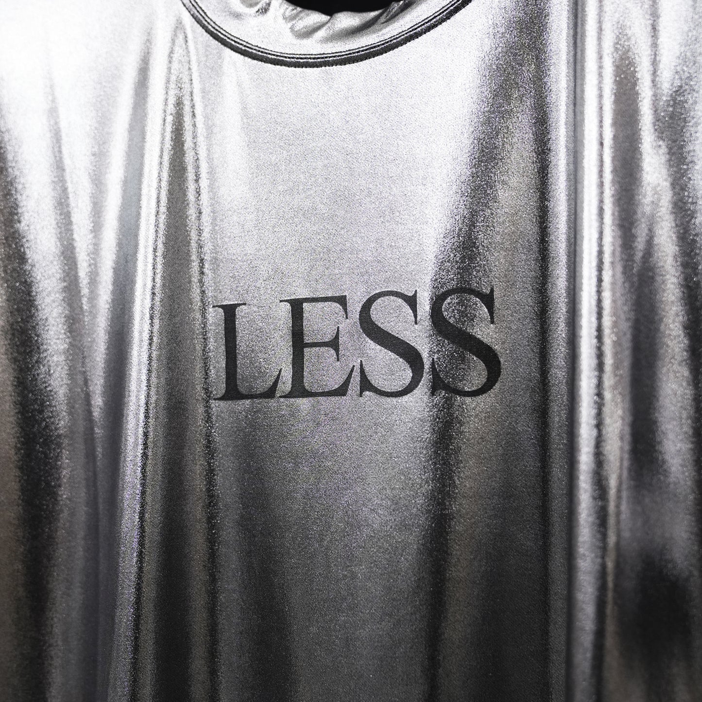 "LESS - DETAILS" T-SHIRT / SILVER