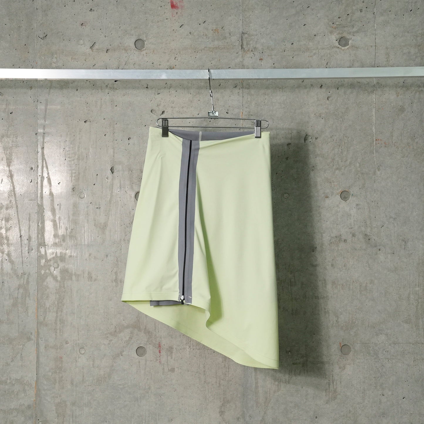 SKIRT-SHORTS WITH CONCEALED ZIPS AND POCKETS / LIME CREAM/GREY