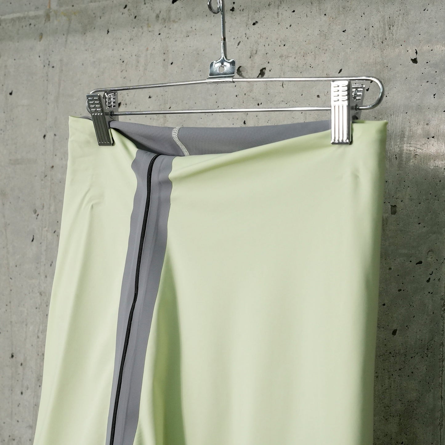 SKIRT-SHORTS WITH CONCEALED ZIPS AND POCKETS / LIME CREAM/GREY