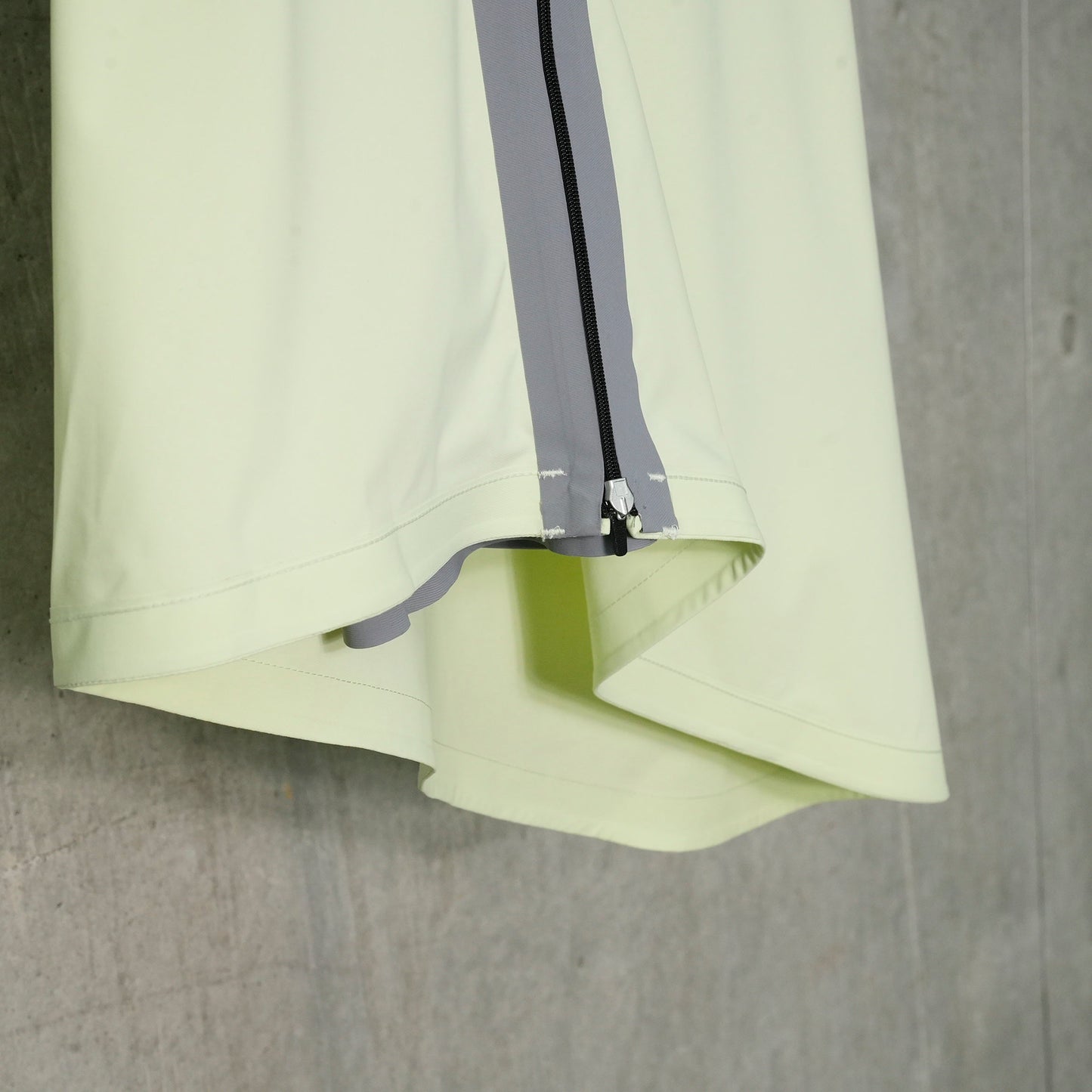 SKIRT-SHORTS WITH CONCEALED ZIPS AND POCKETS / LIME CREAM/GREY