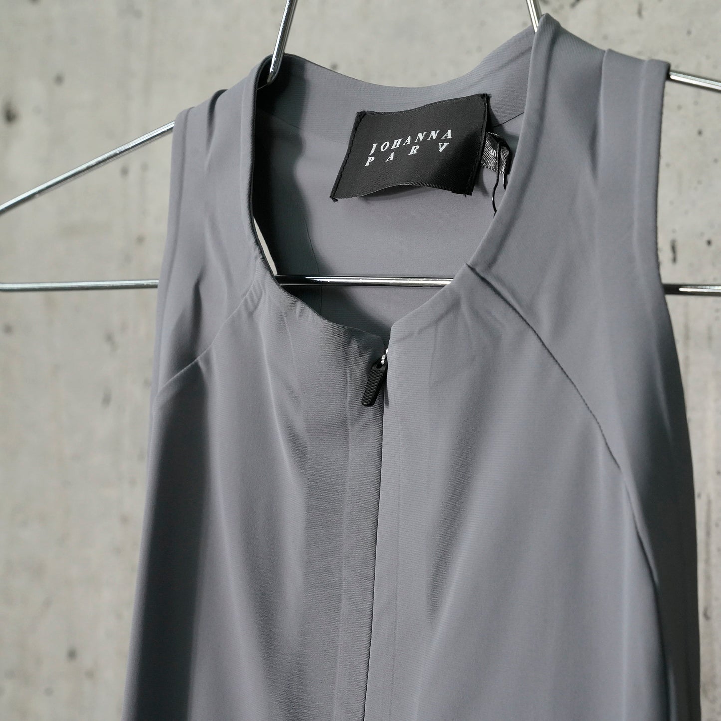 TANK TOP WITH CONCEALED ZIP AND BACK POCKET / GREY