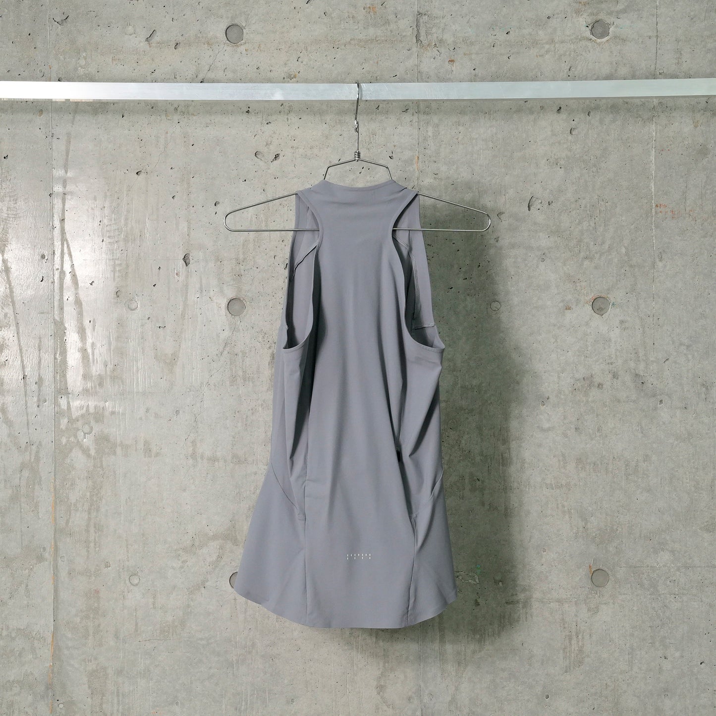 TANK TOP WITH CONCEALED ZIP AND BACK POCKET / GREY