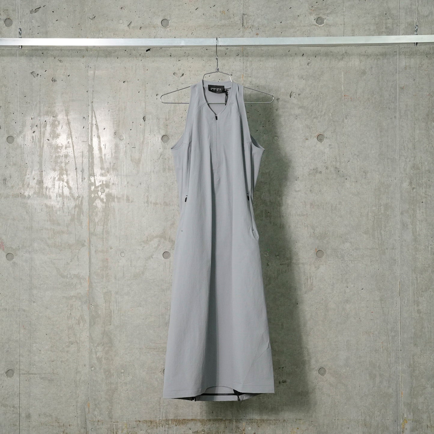 DAY DRESS W CONCEALED ZIP OPENINGS AND POCKETS / GREY