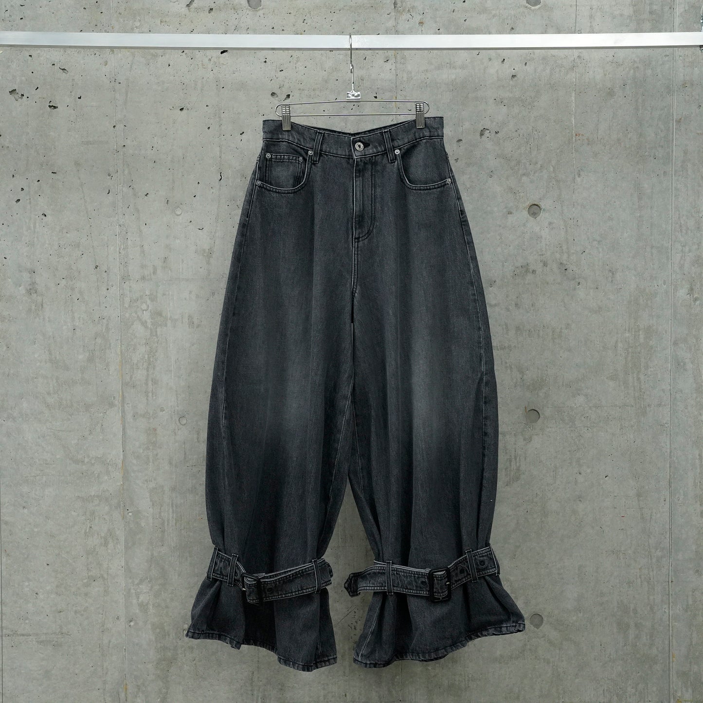 BUCKLED CUFF JEANS / 929