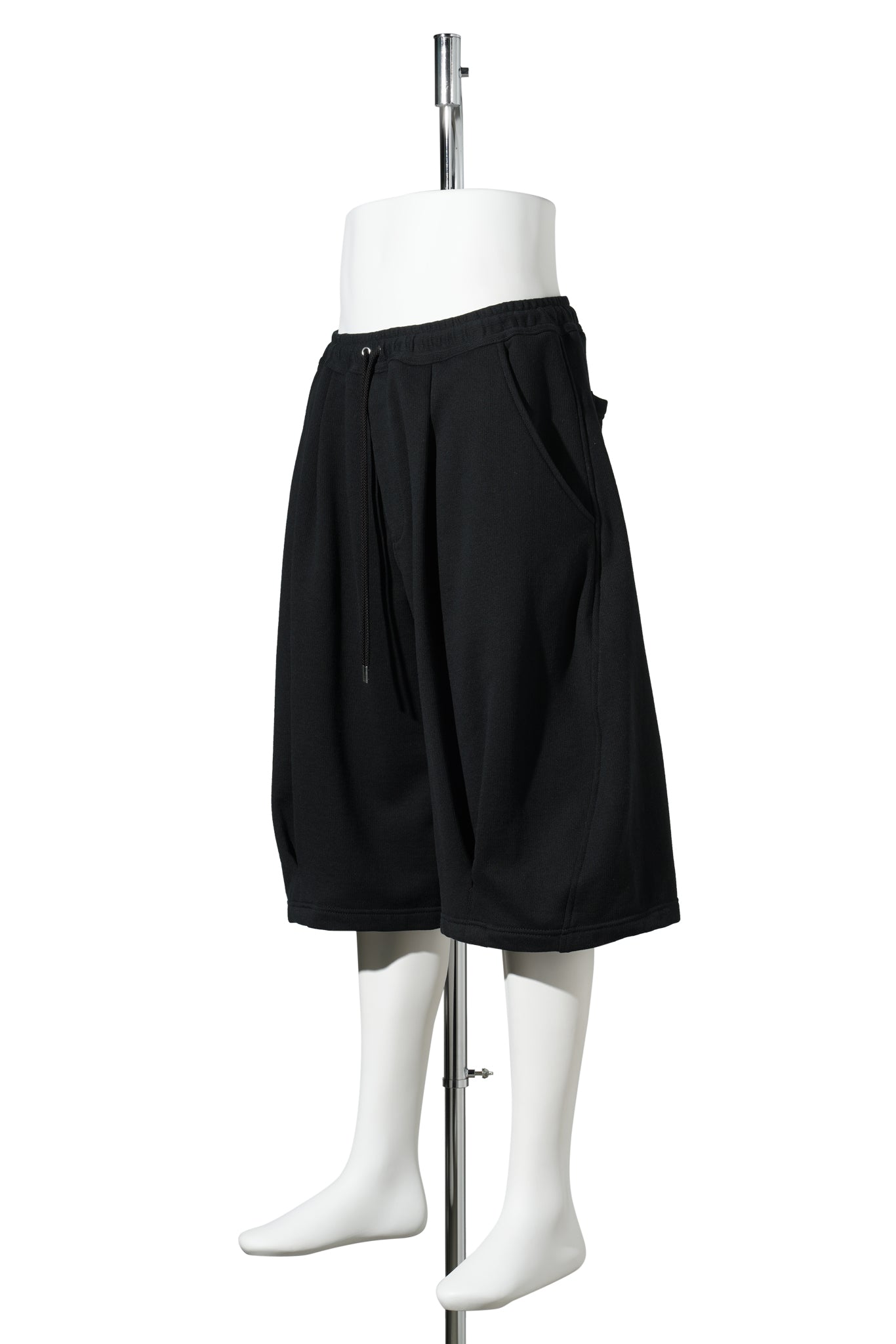 PLEATED BALLOON SWEAT SHORTS / BLACK