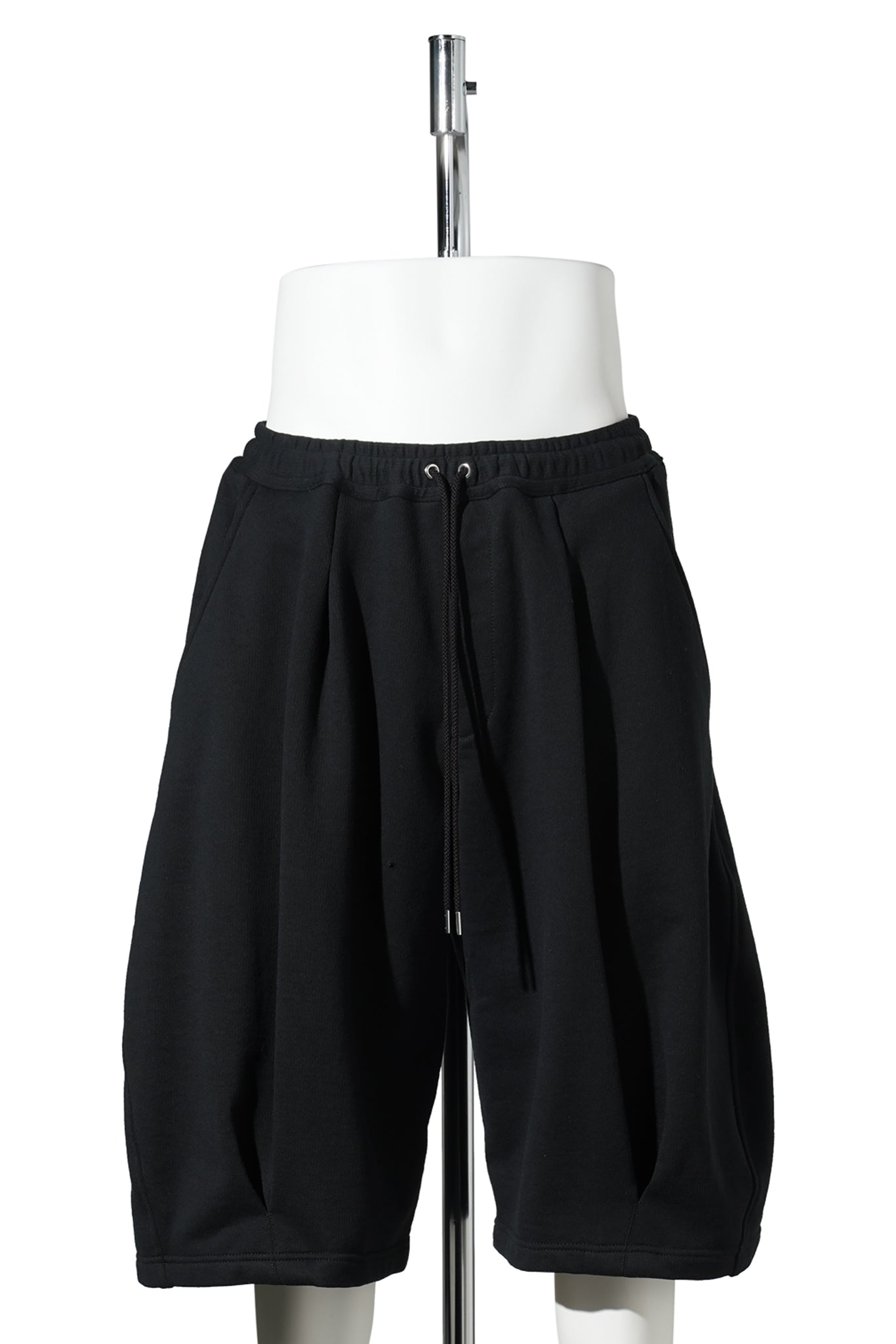 PLEATED BALLOON SWEAT SHORTS / BLACK