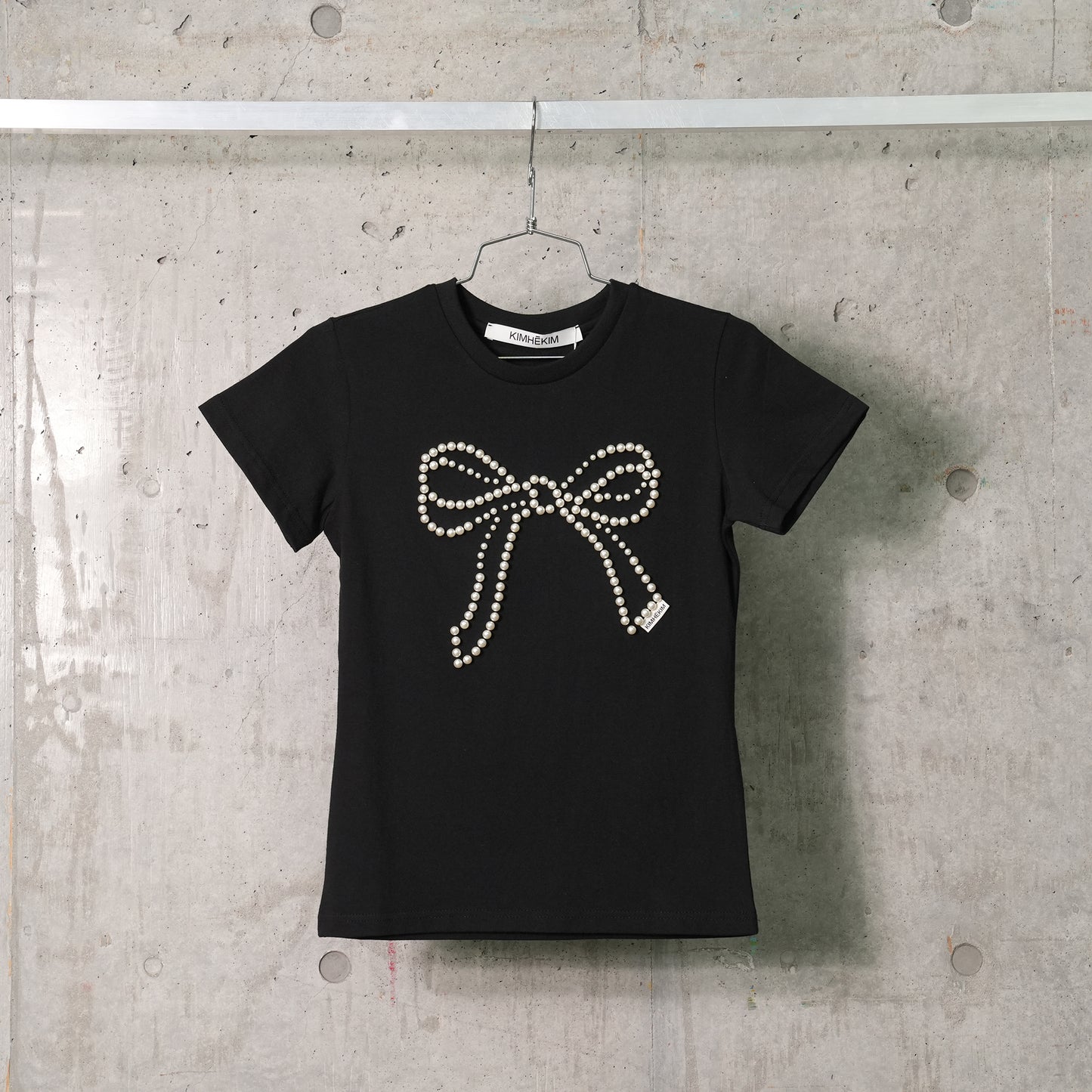 PEARL EMBELLISHED BOW SLIM T-SHIRT / BLACK