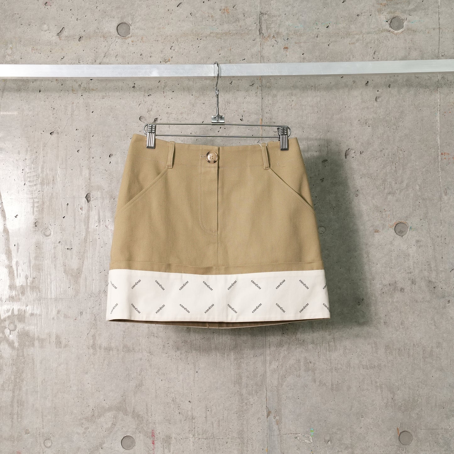 BICOLOR LOGO PRINTED ROLLED UP MINI SKIRT / BEIGE