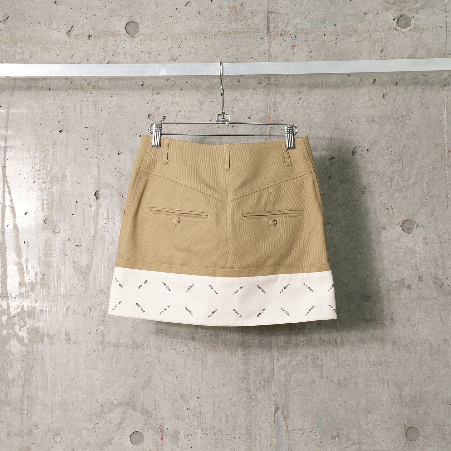 BICOLOR LOGO PRINTED ROLLED UP MINI SKIRT / BEIGE