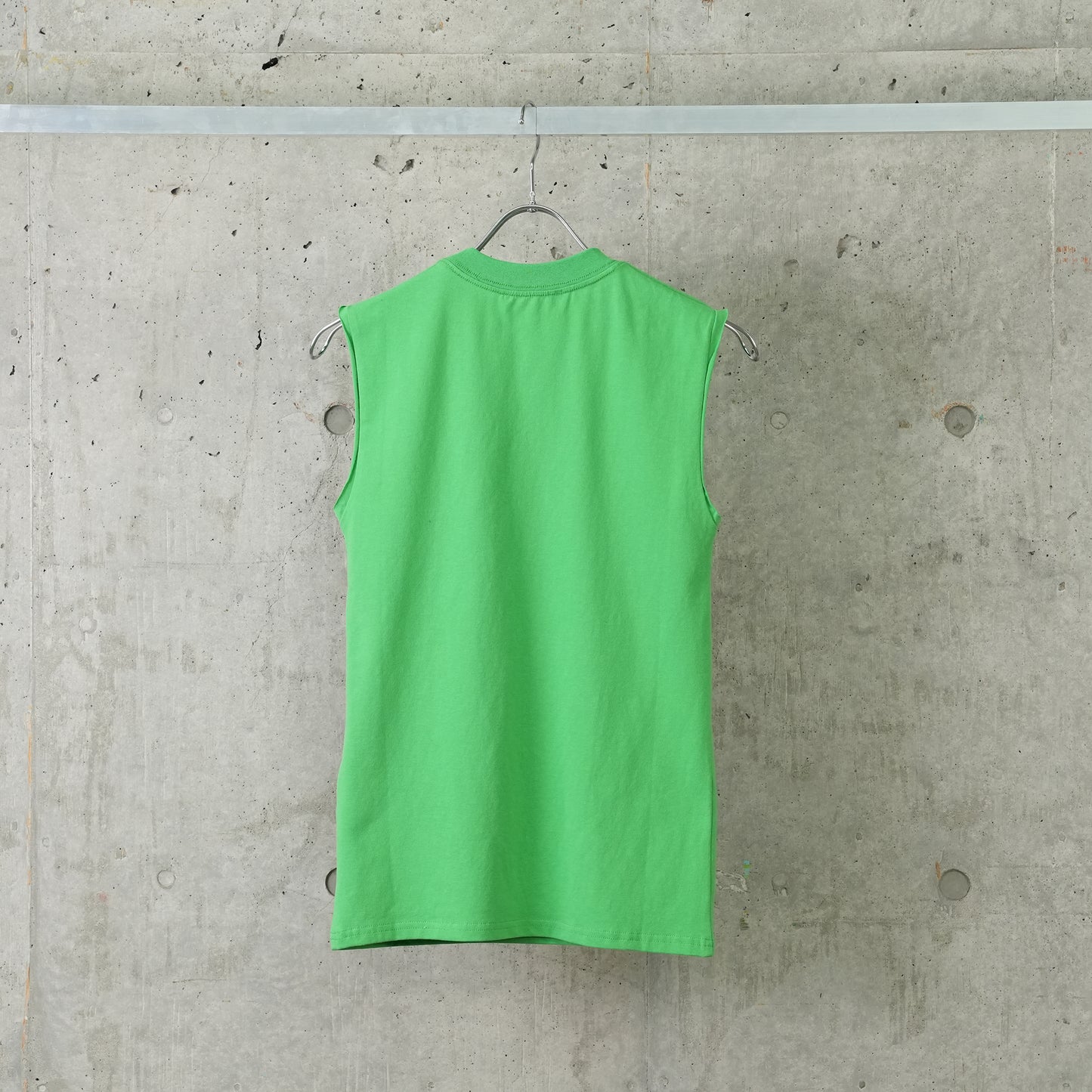 SLEEVELESS TEE / LIZARD GREEN