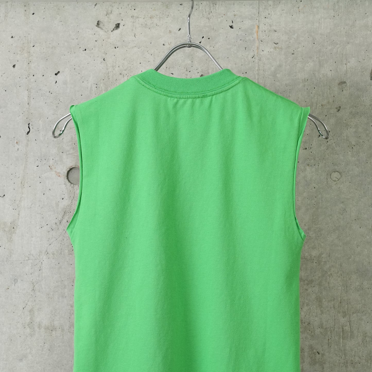 SLEEVELESS TEE / LIZARD GREEN