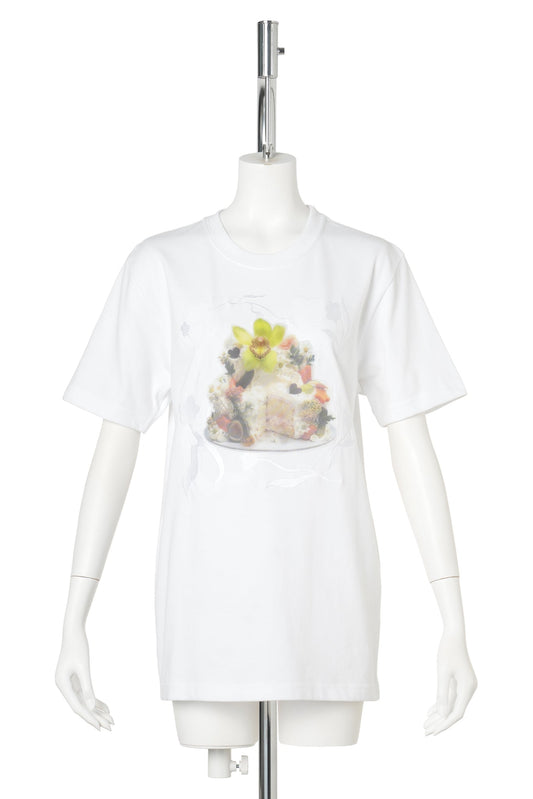 EMBROIDE RED QUEREMOS PASTELES CAKE PATCH TEE / WHITE