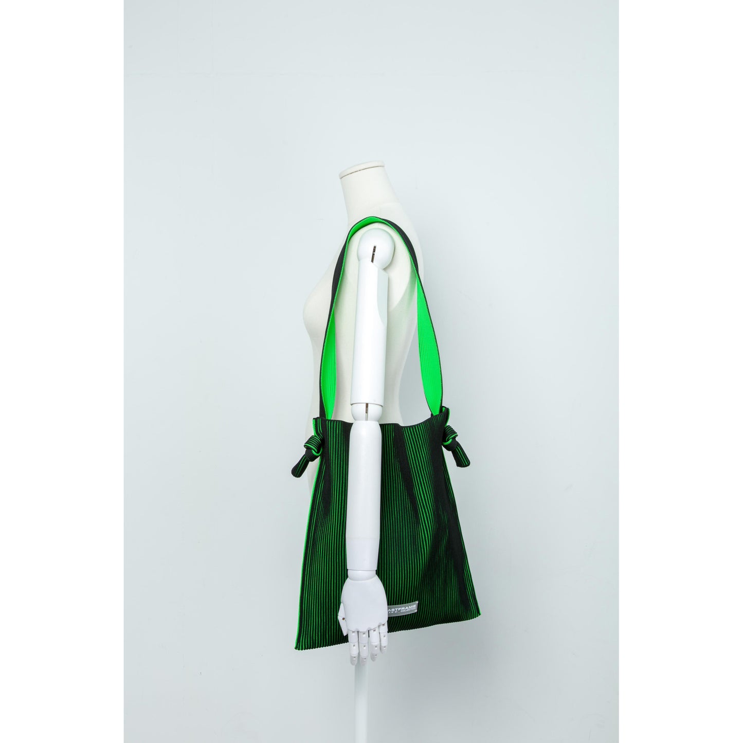 KASANE REVERSIBLE MUSUBI TOTE / BLACK x NEON GREEN