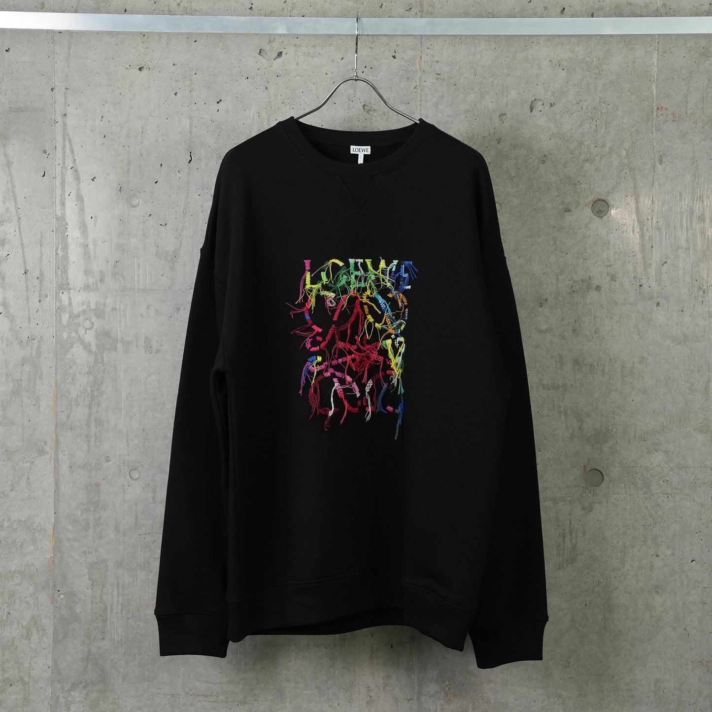 SWEATSHIRT / BLACK/MULTICOLOR