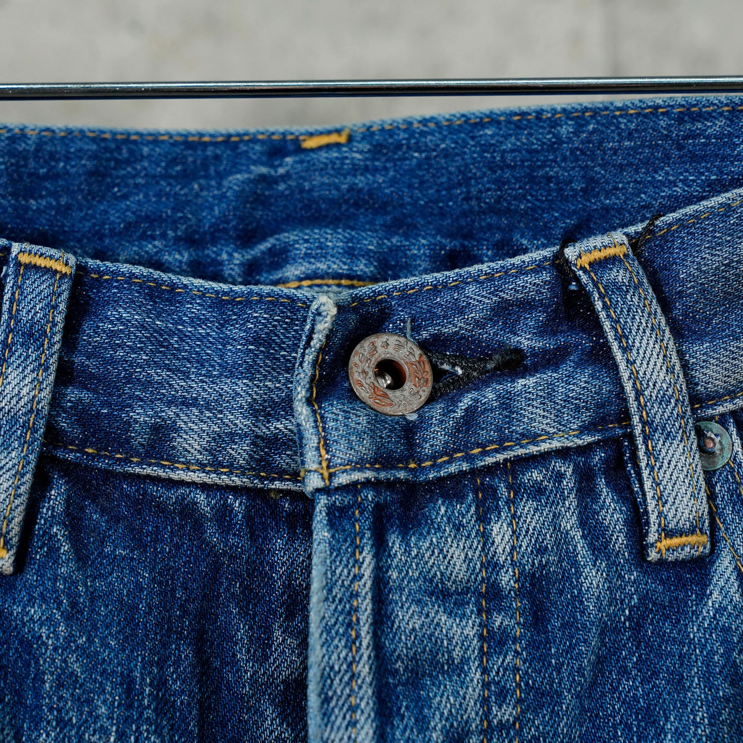 AGING DENIM PANTS . REGUL / INDIGO