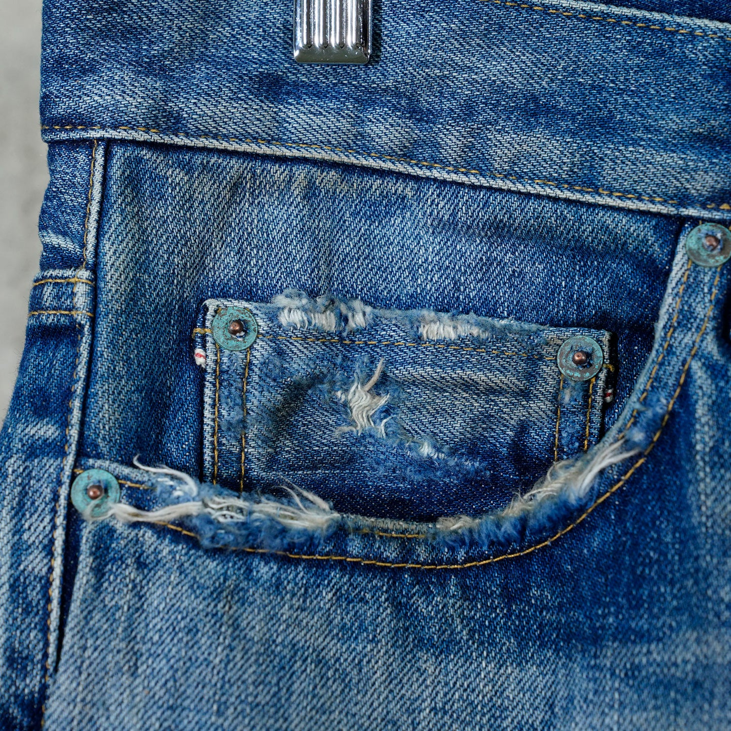 AGING DENIM PANTS . REGUL / INDIGO