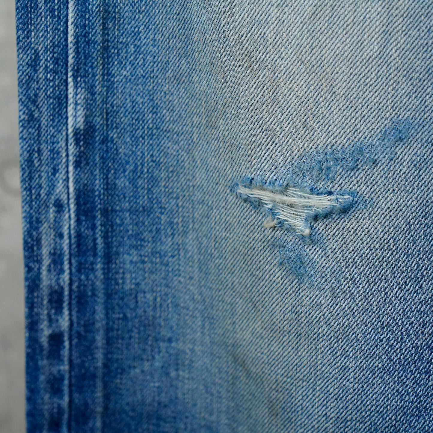 AGING DENIM PANTS . REGUL / INDIGO