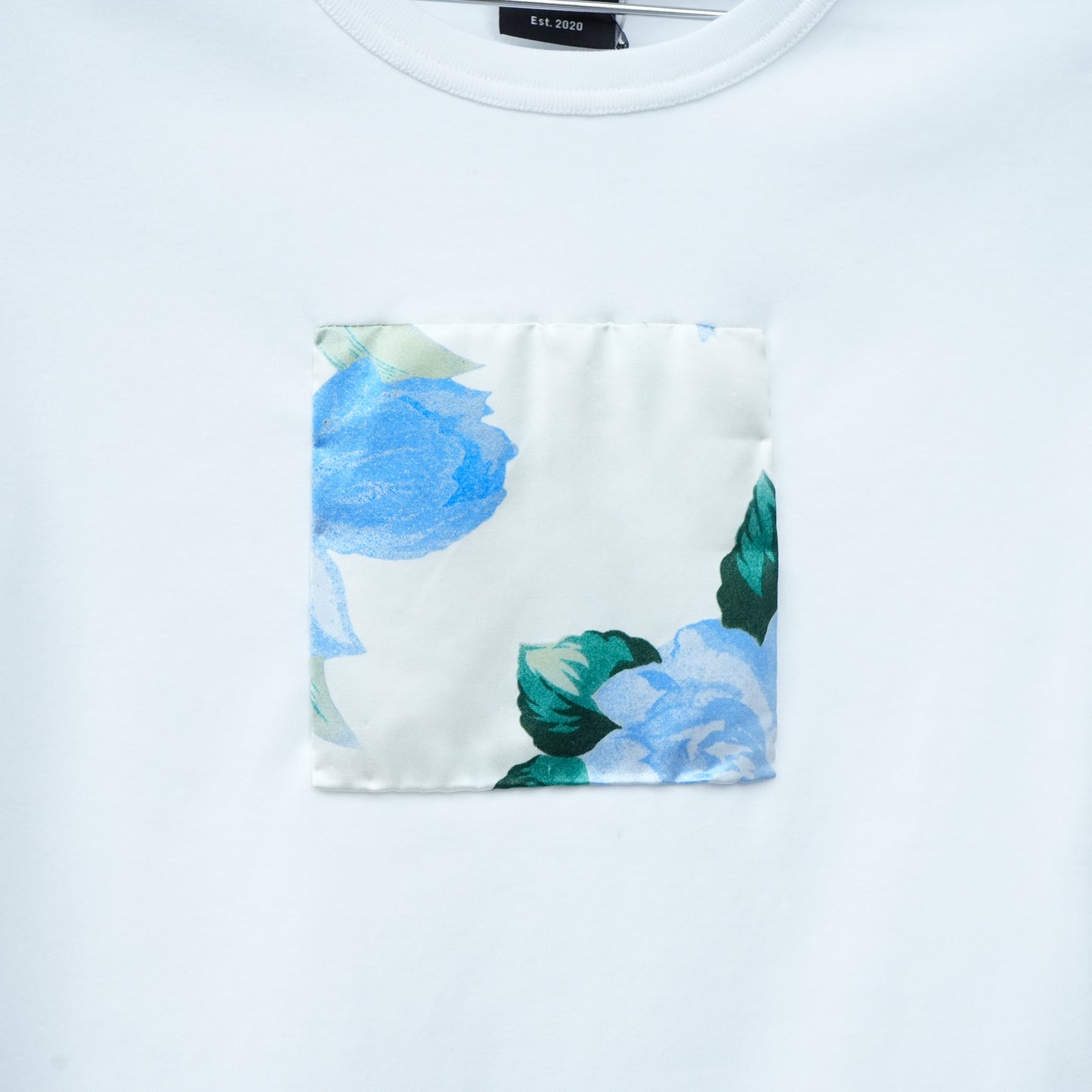 FITTED T-SHIRT W/FLOWER PATCH / BLUE/GREY MULTI