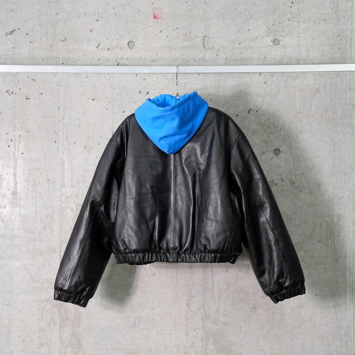 BOMBER W/ DETACHABLE HOOD / BLACK/BLUE