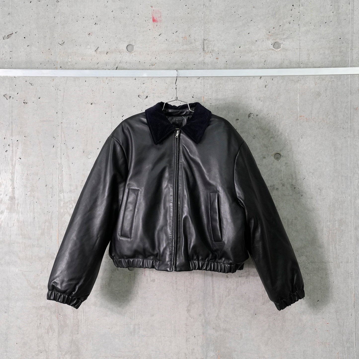 BOMBER W/ DETACHABLE HOOD / BLACK/BLUE