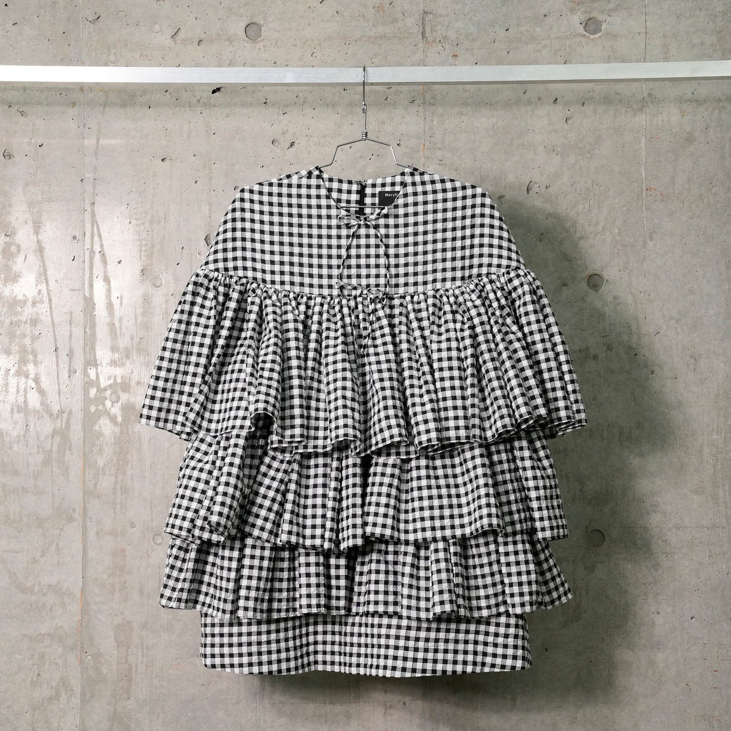 SHORT RUFFLE TIERED DRESS / BLACK/WHITE