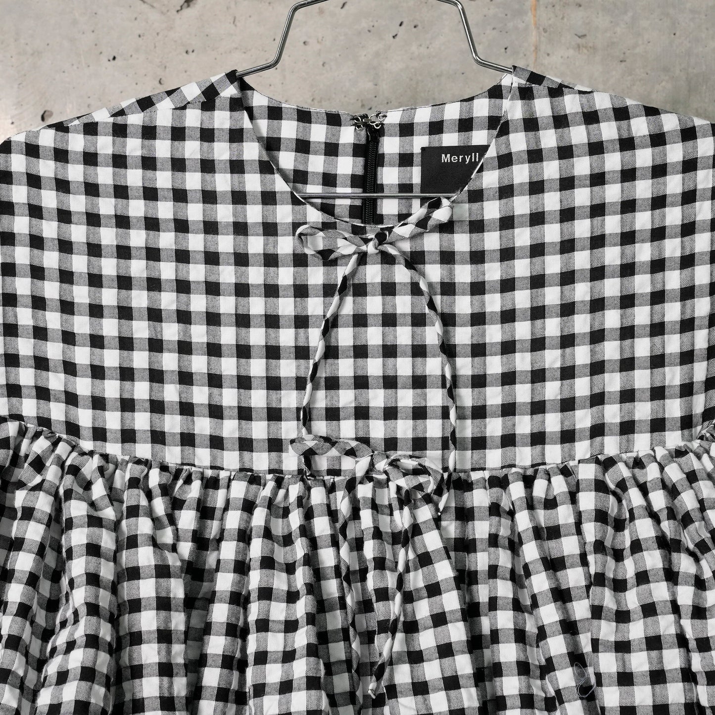 SHORT RUFFLE TIERED DRESS / BLACK/WHITE