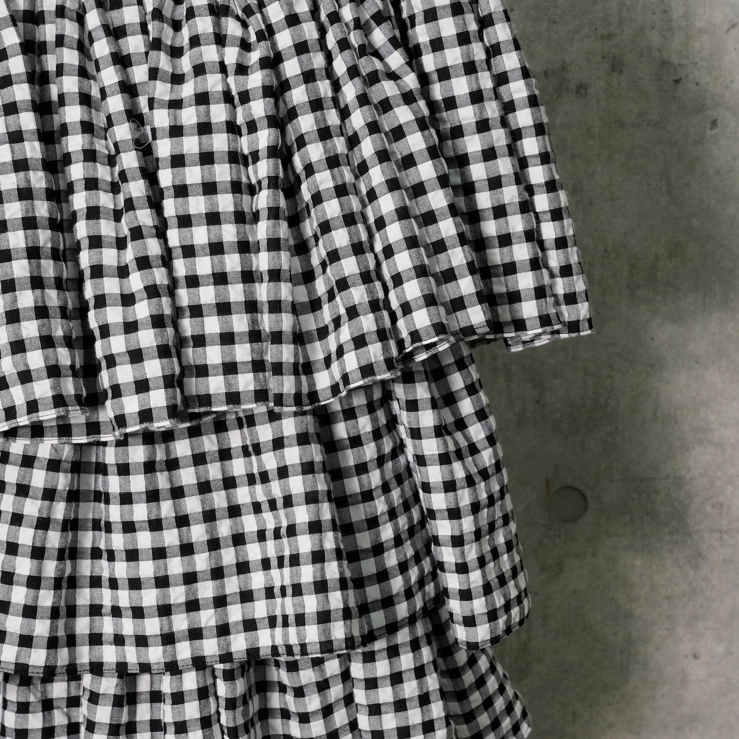 SHORT RUFFLE TIERED DRESS / BLACK/WHITE