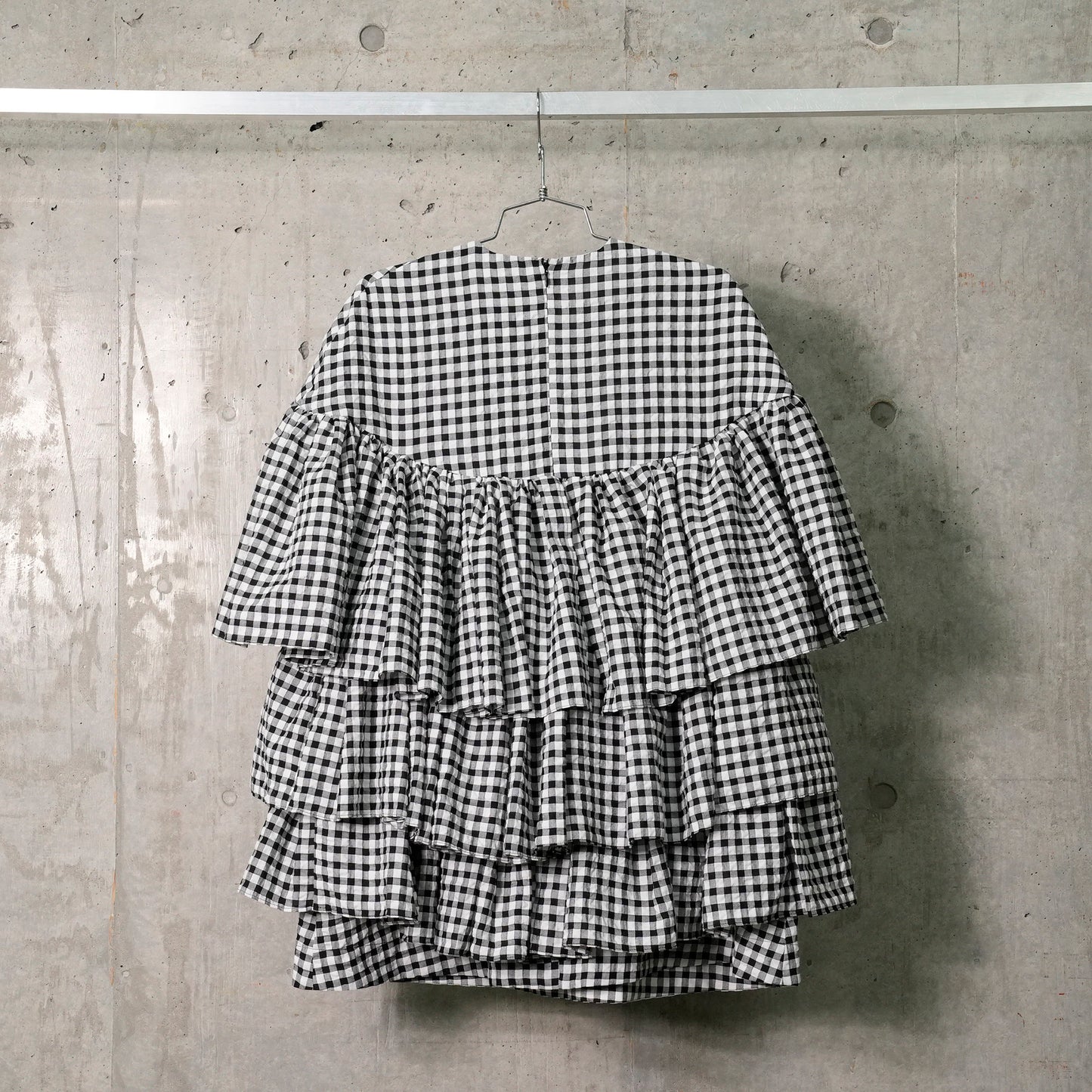 SHORT RUFFLE TIERED DRESS / BLACK/WHITE