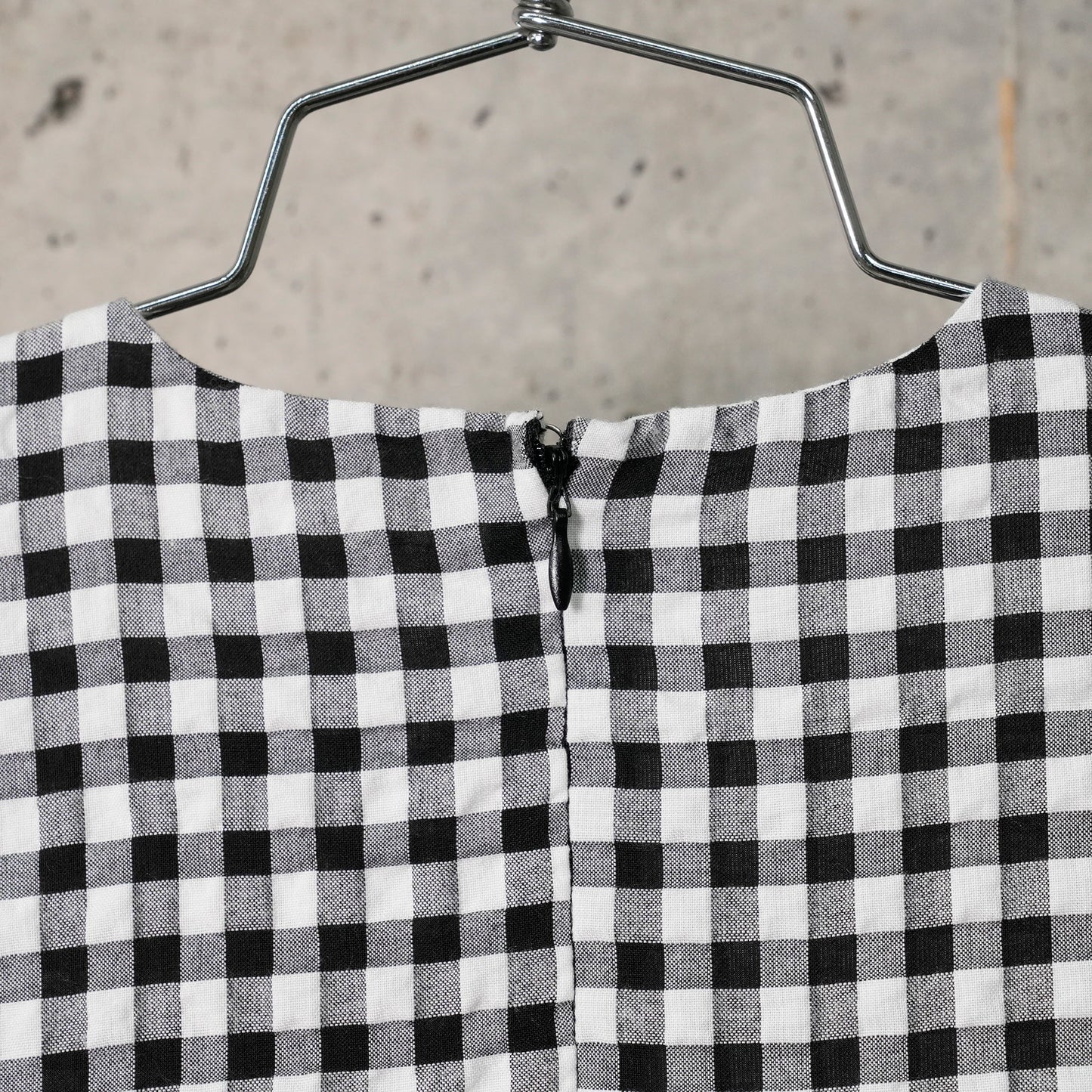 SHORT RUFFLE TIERED DRESS / BLACK/WHITE