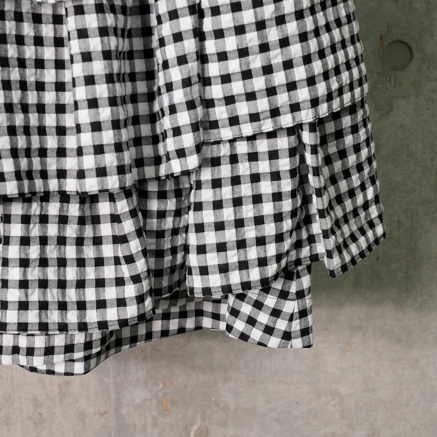 SHORT RUFFLE TIERED DRESS / BLACK/WHITE