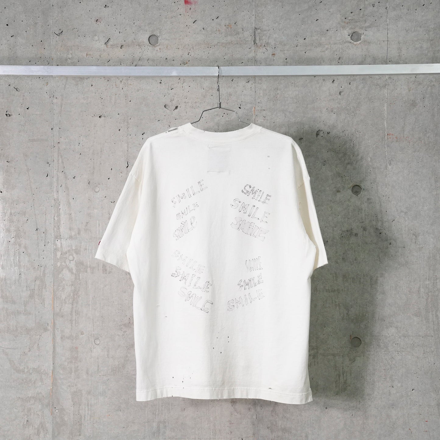 DISTRESSED TEE / WHITE