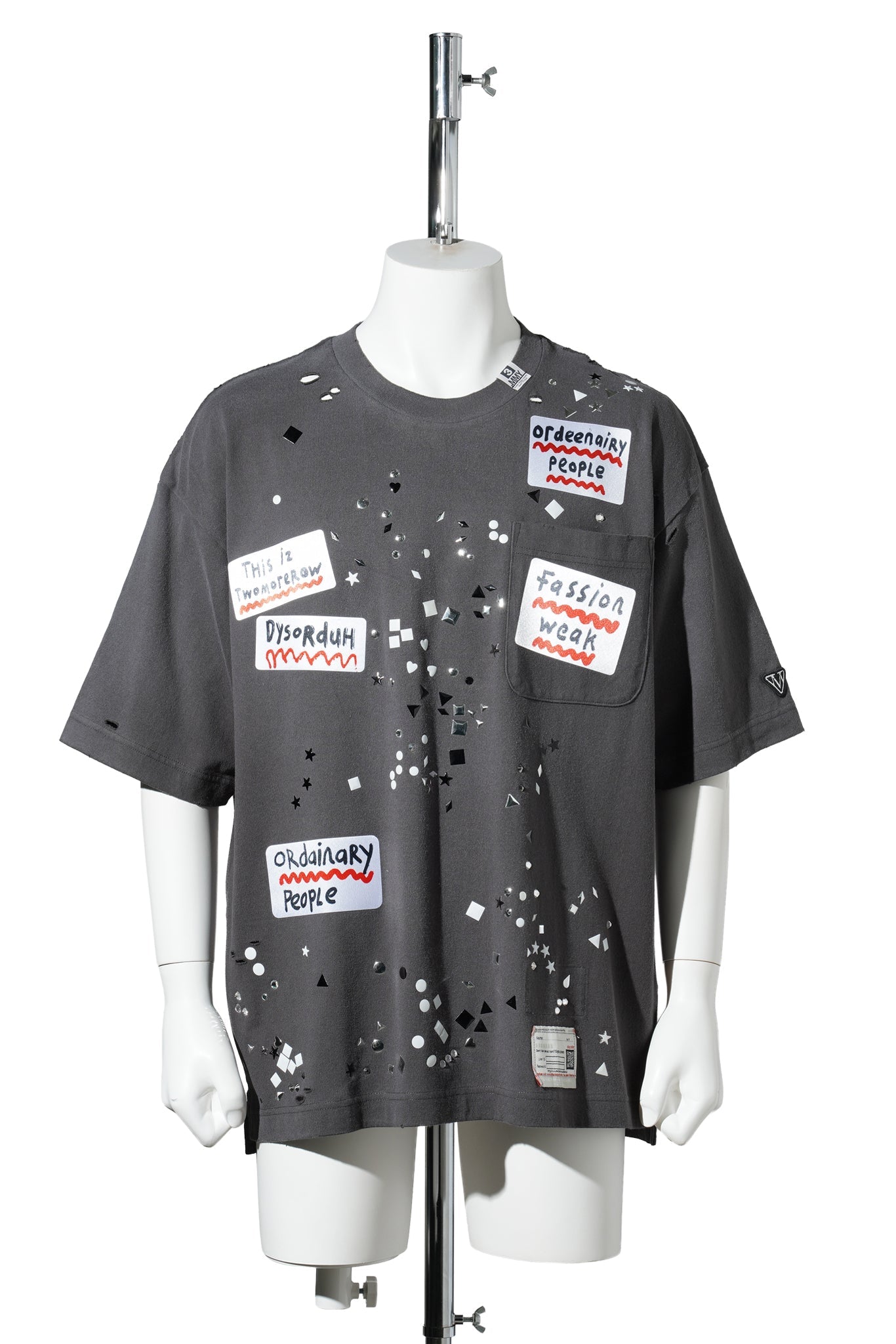 EMBELLISHED STICKER TEE / BLACK