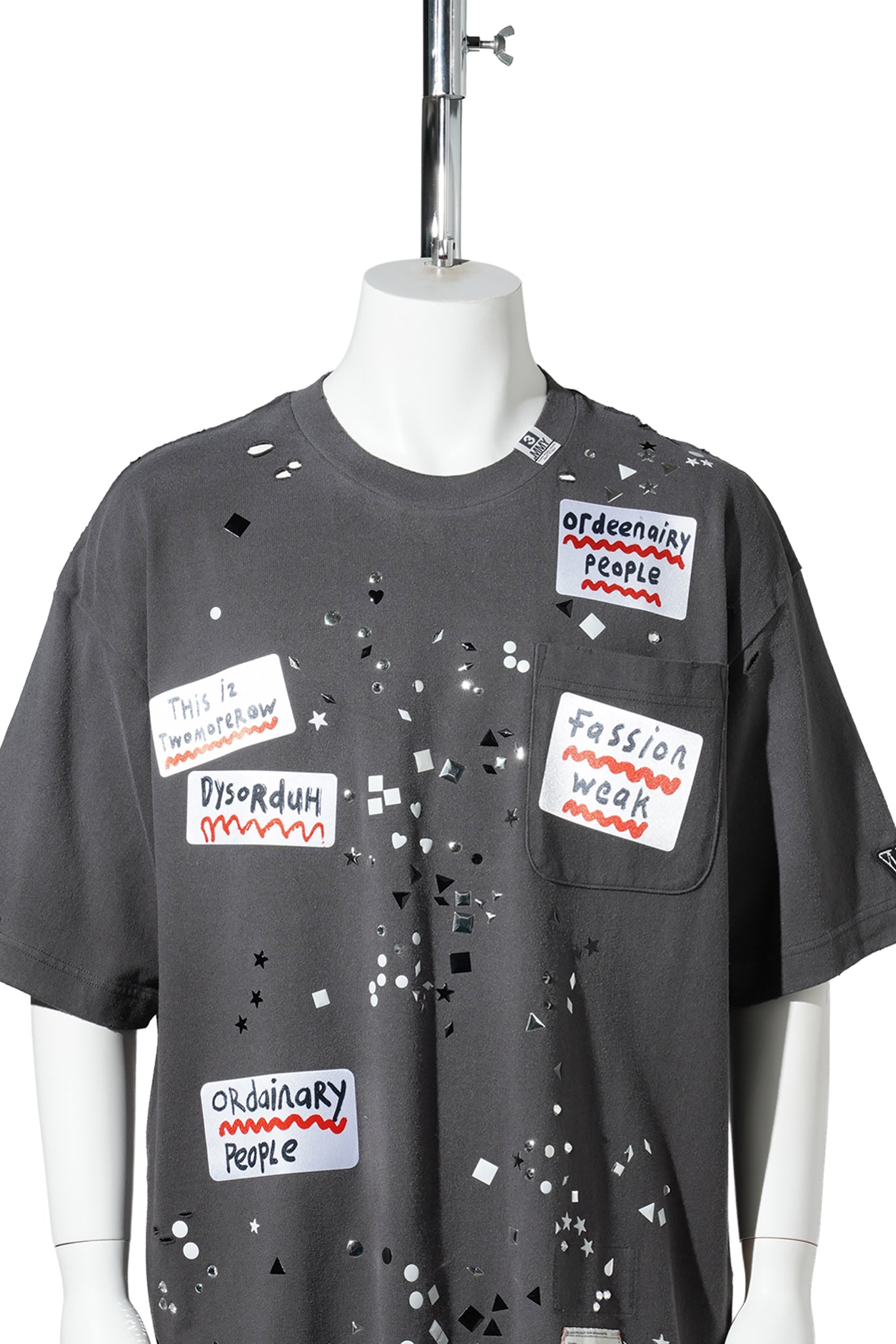 EMBELLISHED STICKER TEE / BLACK