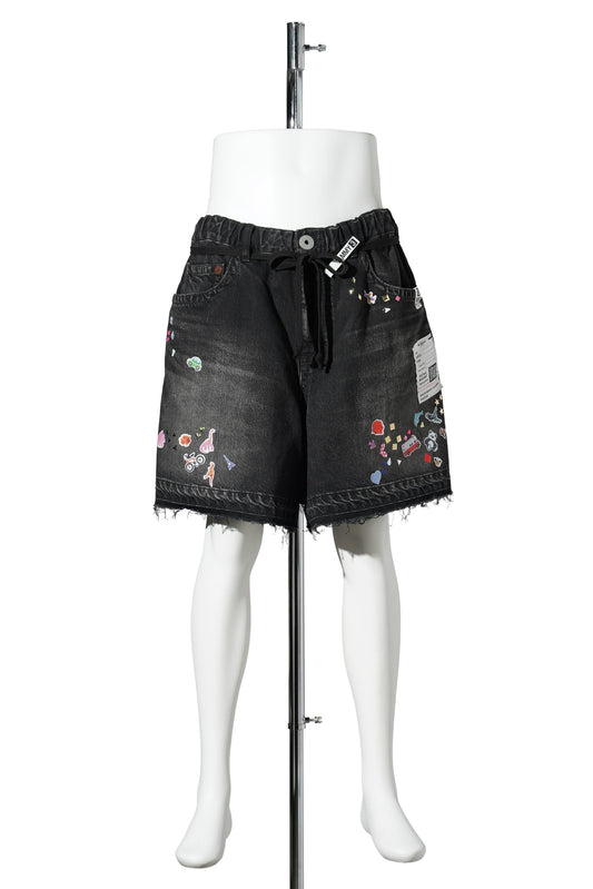 DENIM GATHER SHORTS W KIDS STICKER / BLACK