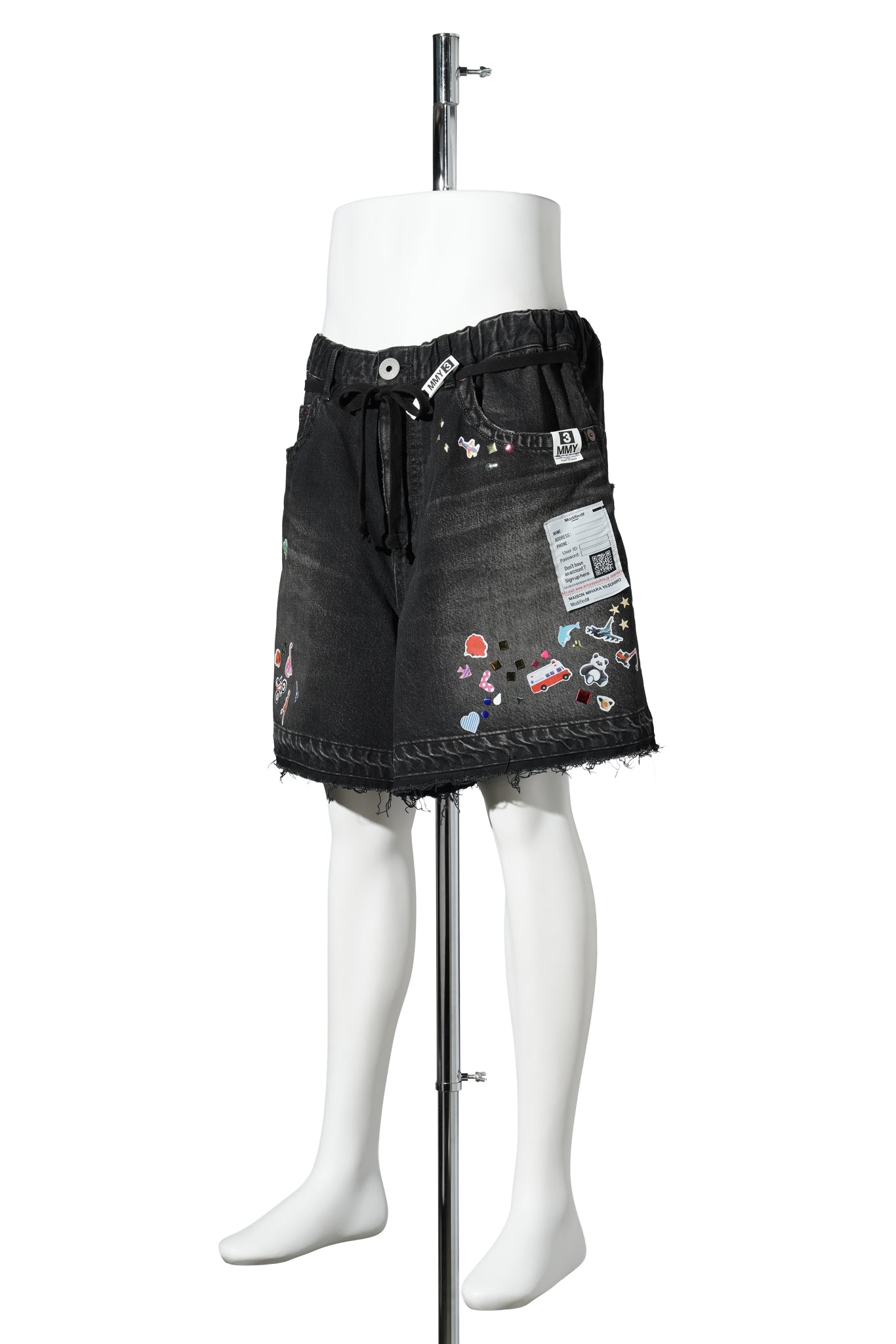 DENIM GATHER SHORTS W KIDS STICKER / BLACK