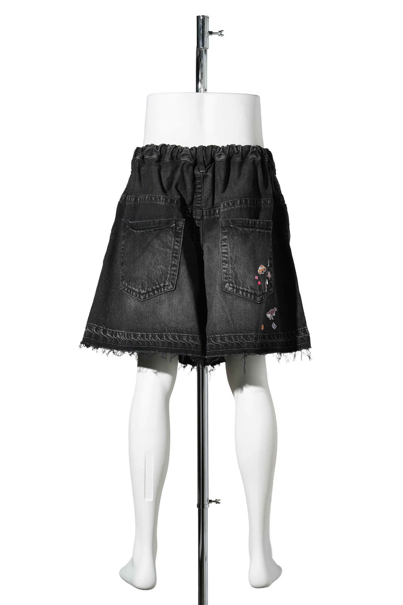 DENIM GATHER SHORTS W KIDS STICKER / BLACK