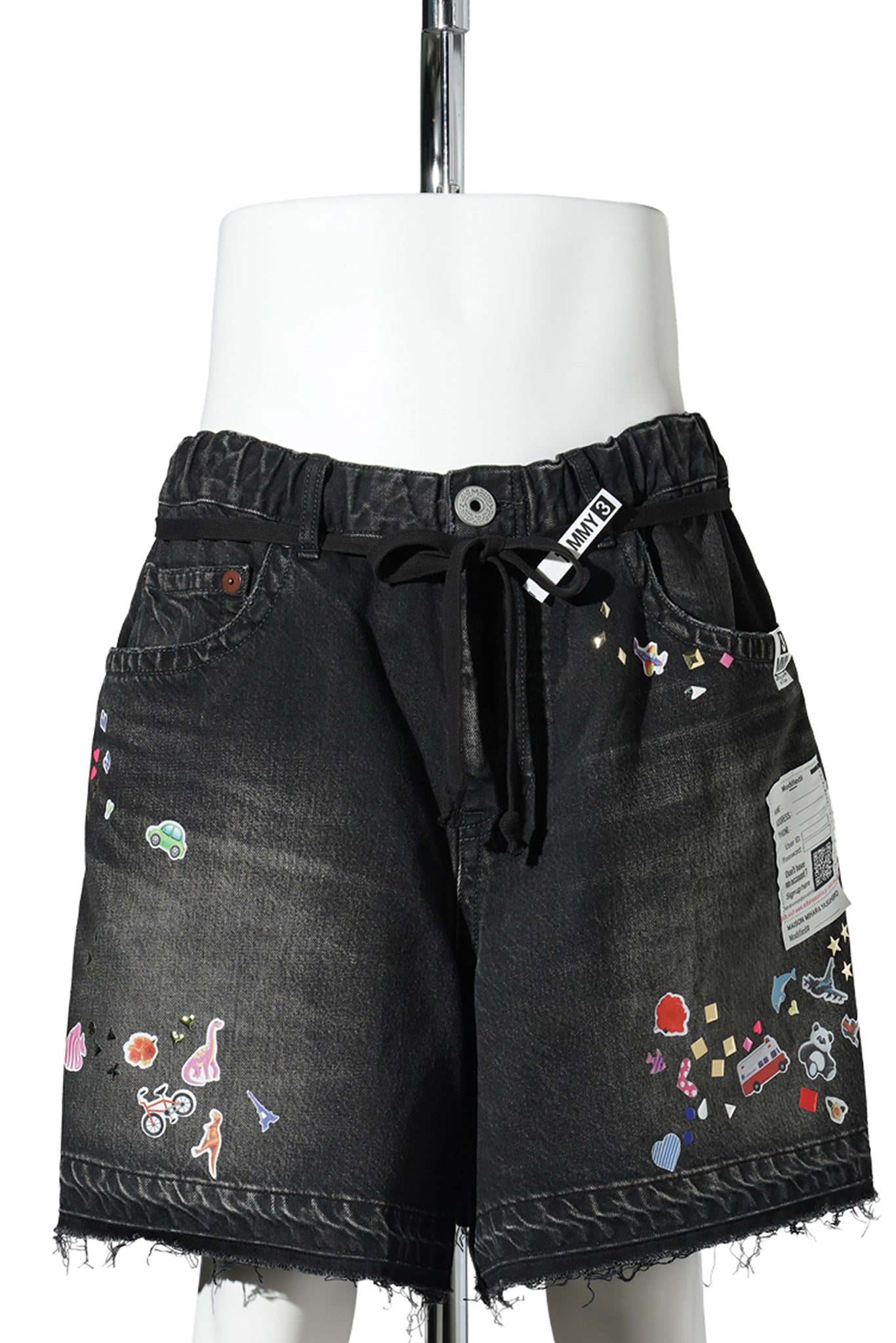 DENIM GATHER SHORTS W KIDS STICKER / BLACK