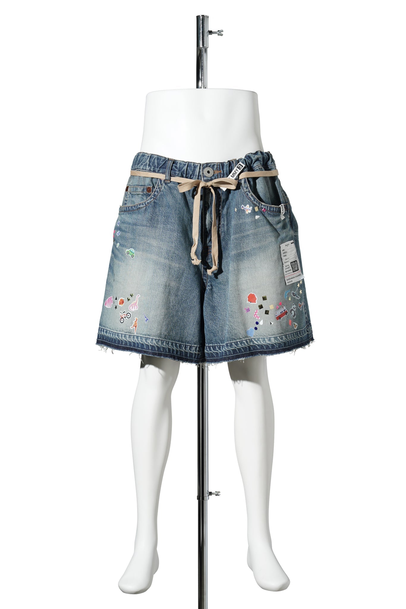 DENIM GATHER SHORTS W KIDS STICKER / INDIGO