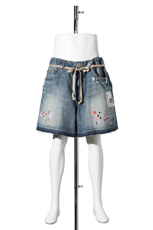 DENIM GATHER SHORTS W KIDS STICKER / INDIGO
