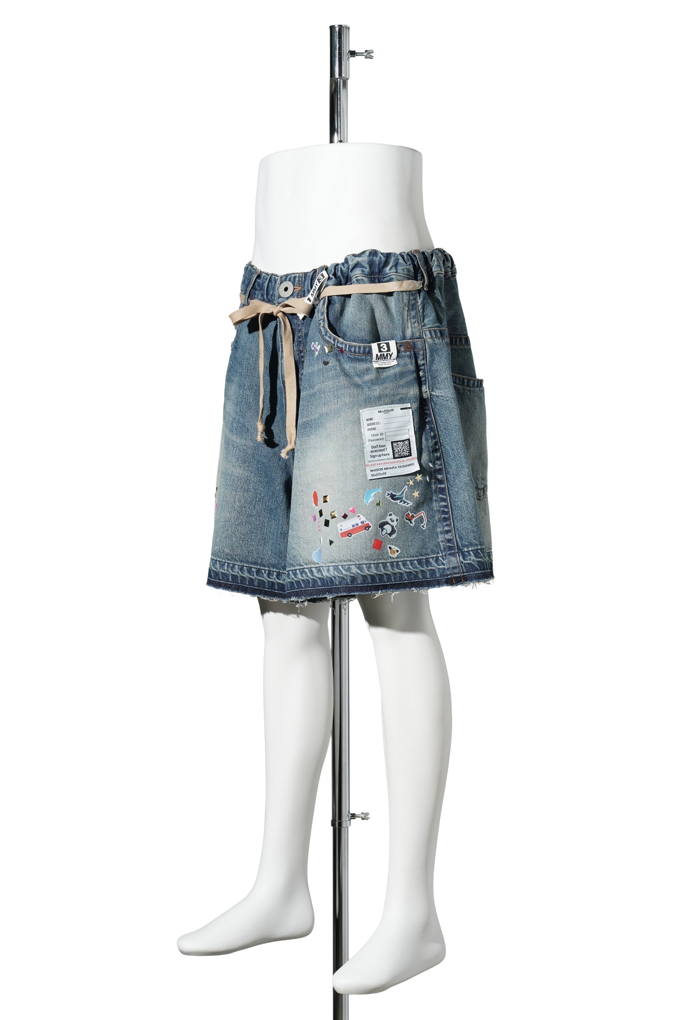 DENIM GATHER SHORTS W KIDS STICKER / INDIGO