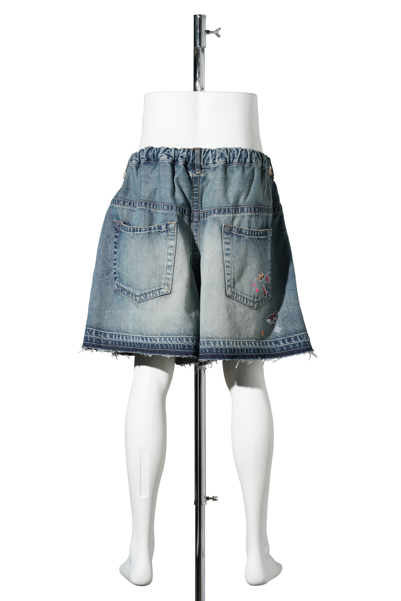 DENIM GATHER SHORTS W KIDS STICKER / INDIGO