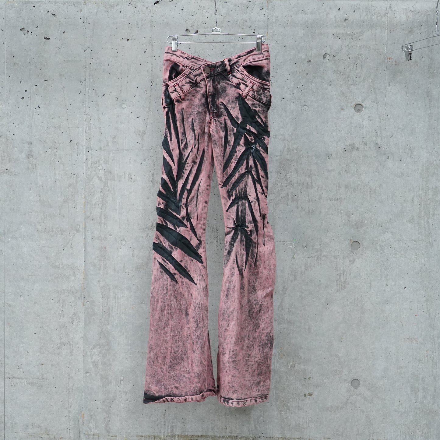 V-SHAPE FLARE JEANS WITH ANIMAL PATTERN WHISKERS / ROSÉ TWILIGHT