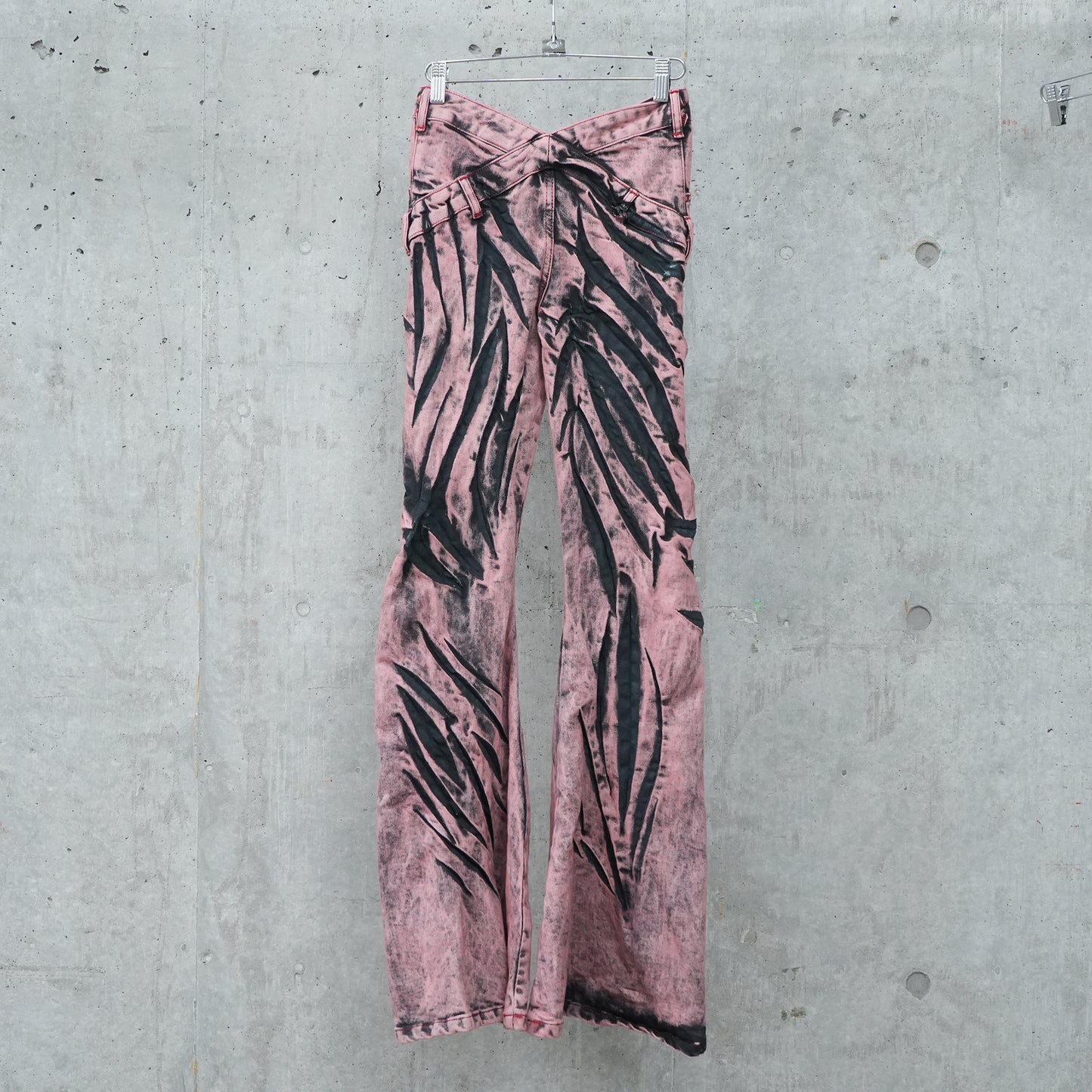 V-SHAPE FLARE JEANS WITH ANIMAL PATTERN WHISKERS / ROSÉ TWILIGHT