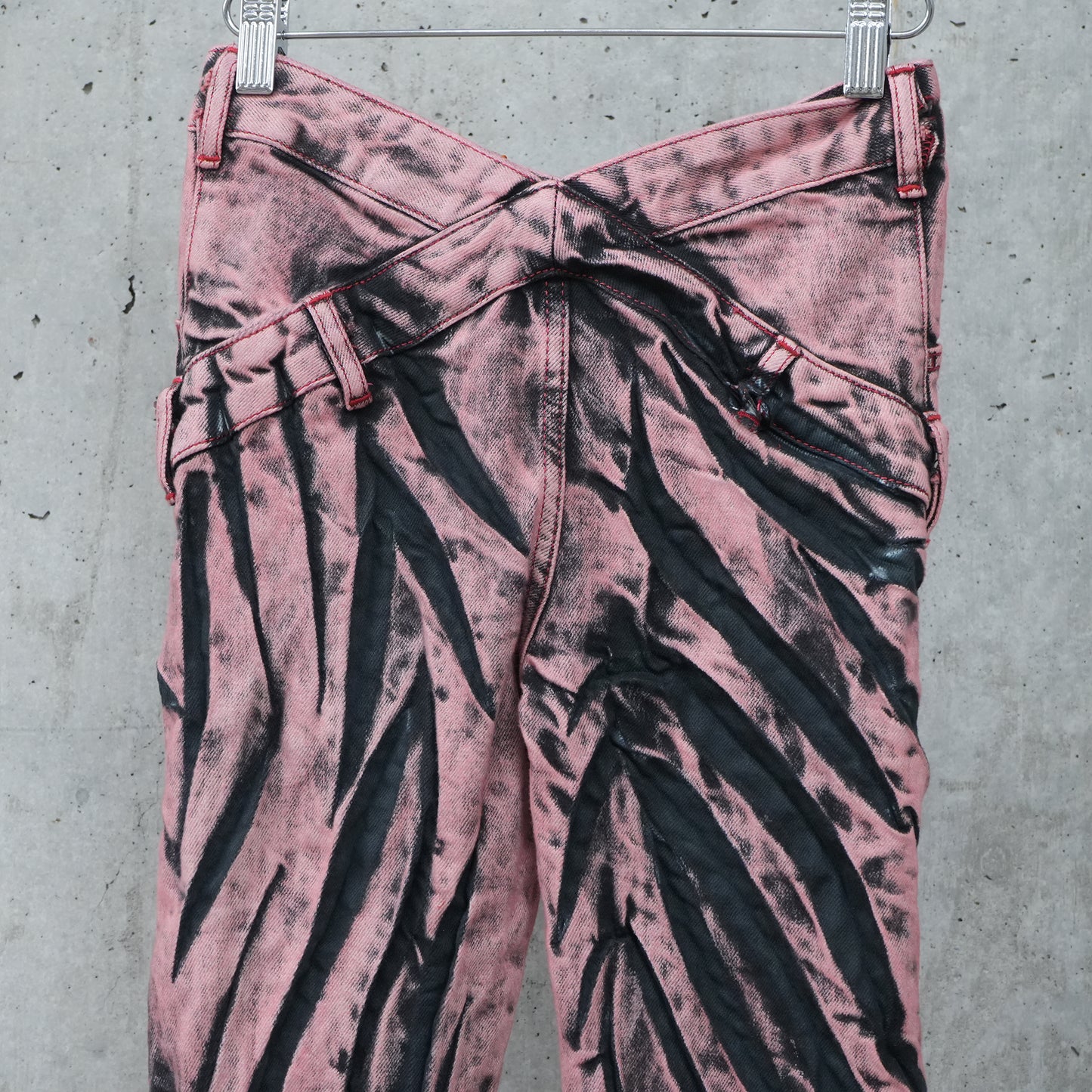 V-SHAPE FLARE JEANS WITH ANIMAL PATTERN WHISKERS / ROSÉ TWILIGHT