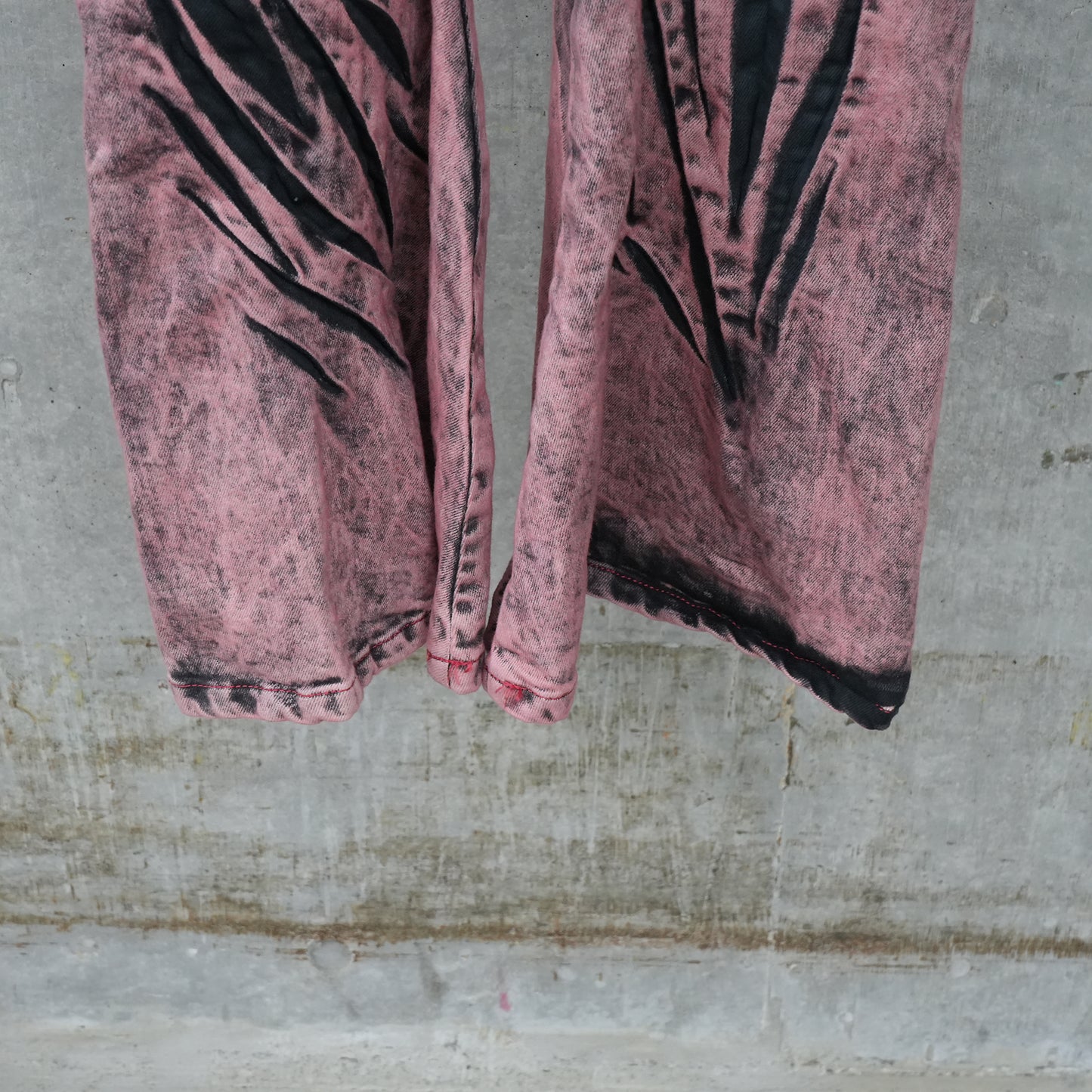 V-SHAPE FLARE JEANS WITH ANIMAL PATTERN WHISKERS / ROSÉ TWILIGHT