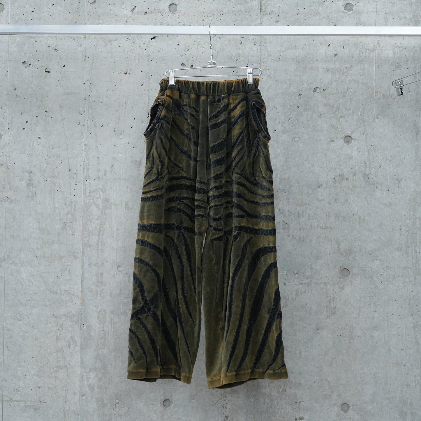 ANIMAL PATTERN JOGGERS / TWILIGHT MOCHA