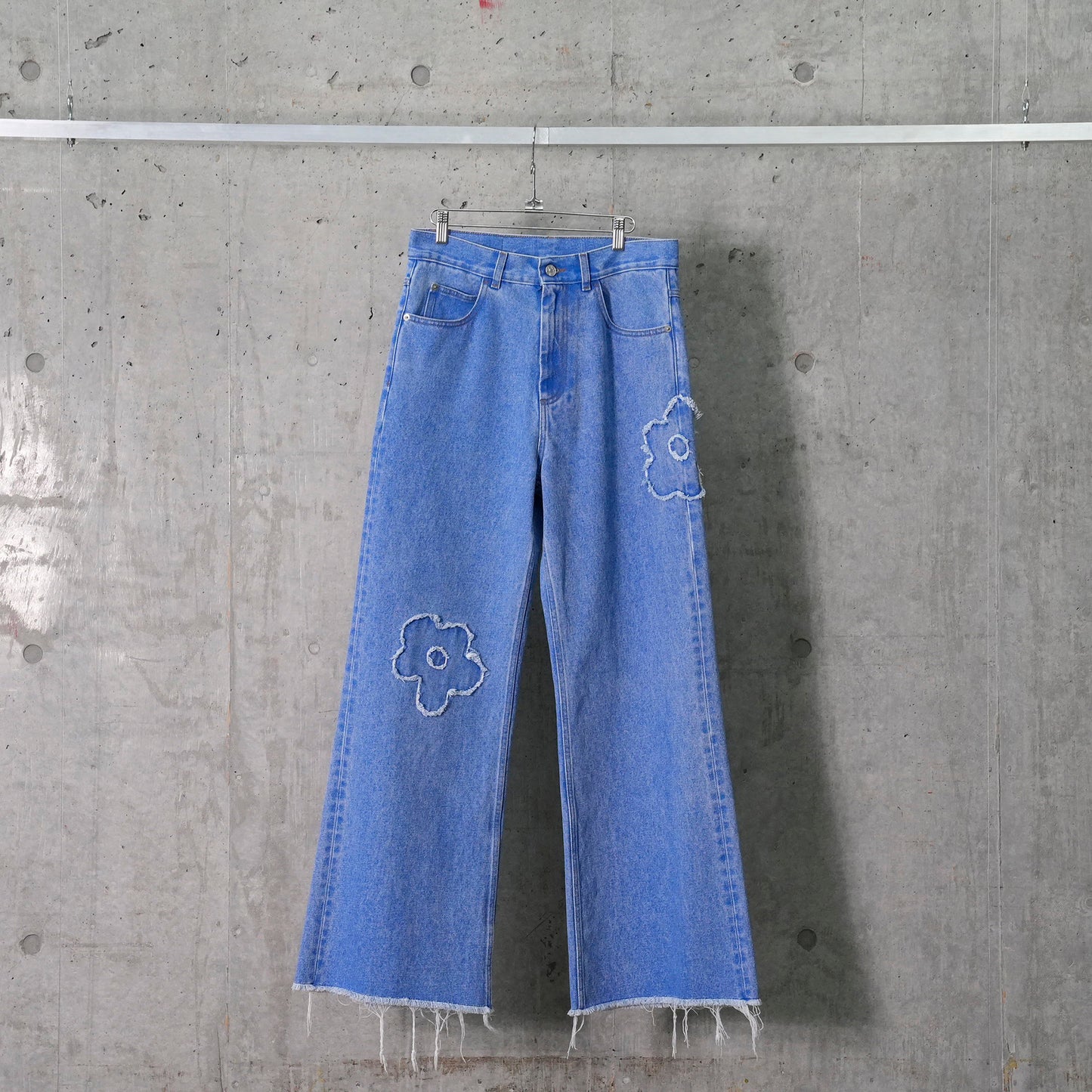 MID RISE BLUE JEANS WITH PATCH DETAIL / PCB44