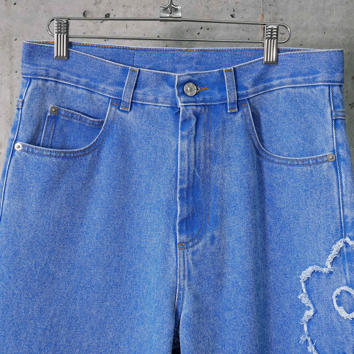 MID RISE BLUE JEANS WITH PATCH DETAIL / PCB44