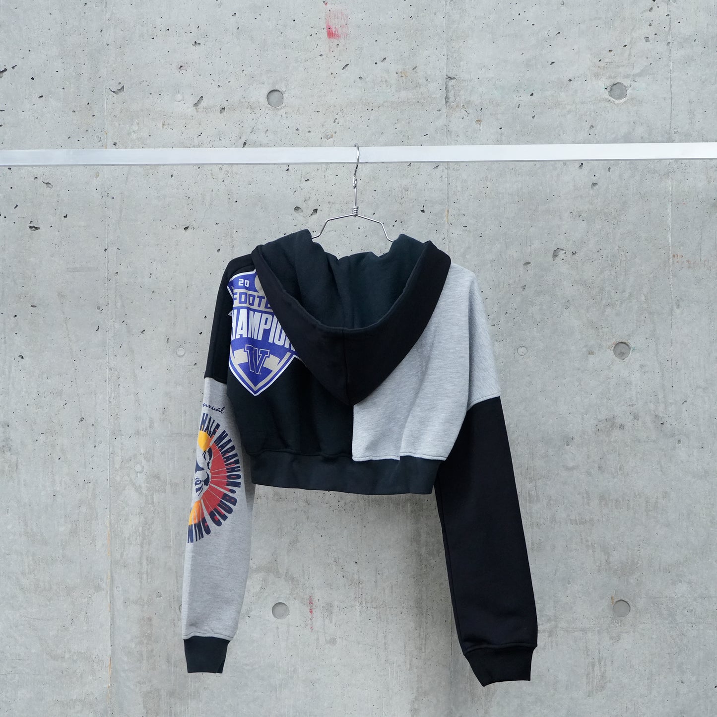 UPCYCLED GRAPHIC SWEATSHIRTS CROPPED ZIPPED HOODIE / GR95:MAGNET